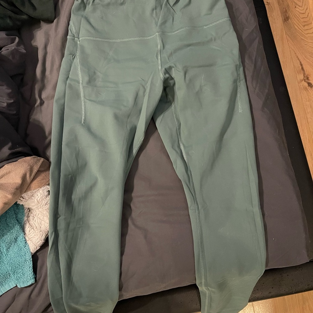 Lululemon Wunder Train in Medium Forest with pockets, size 12